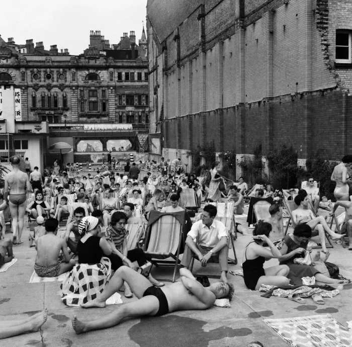 Framed Print : People enjoying the warm weather at Endell Street open air baths, London. 5th August 1954
