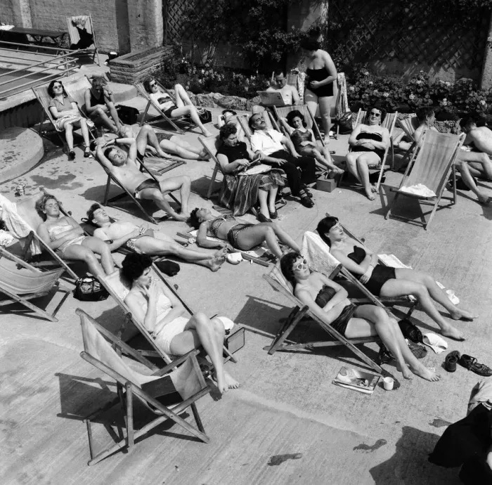 Framed Print : People enjoying the warm weather at Endell Street open air baths, London. 5th August 1954 Framed Print : People enjoying the warm weather at Endell Street open air baths, London. 5th August 1954