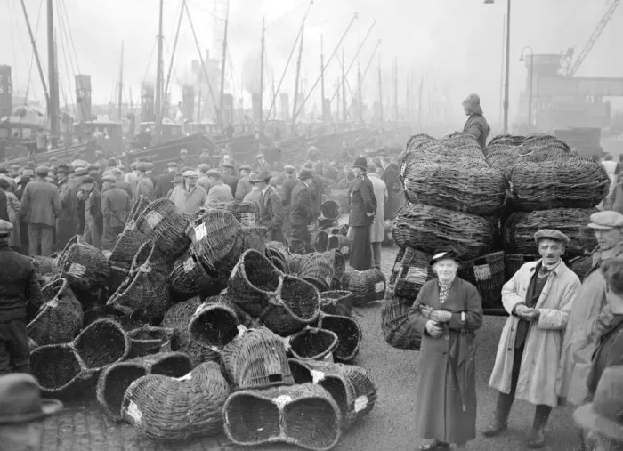 Framed Print : The people of Great Yarmouth greet the Herring Fishing fleet as it lands its catch