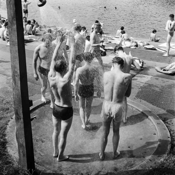 Framed Print : People sunbathing in a heatwave at the Serpentine Lido, Hyde Park, London