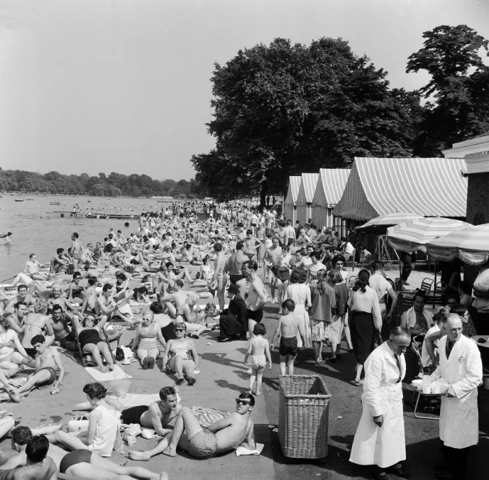 Framed Print : People sunbathing in a heatwave at the Serpentine Lido, Hyde Park, London Framed Print : People sunbathing in a heatwave at the Serpentine Lido, Hyde Park, London