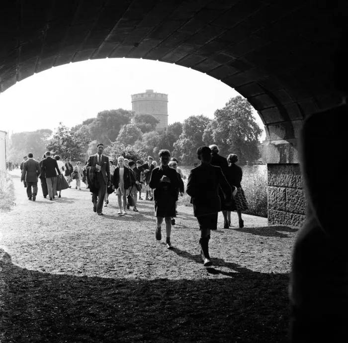 Framed Print : People walk along the River Thames between Hammersmith and Kew, London. August 1954 Framed Print : People walk along the River Thames between Hammersmith and Kew, London. August 1954
