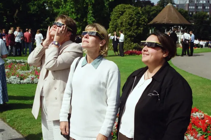 Framed Print : People watching a total solar eclipse at Forbury Gardens, Reading. 11th August 1999