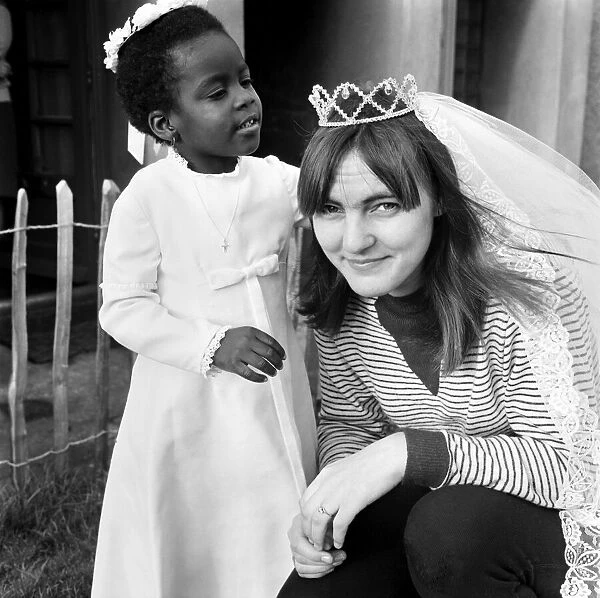 People: Woman and child: Bride and girl. November 1969 Z11178-001