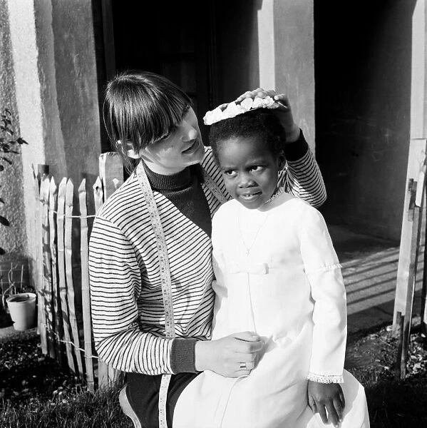 People: Woman and child: Bride and girl. November 1969 Z11178-002