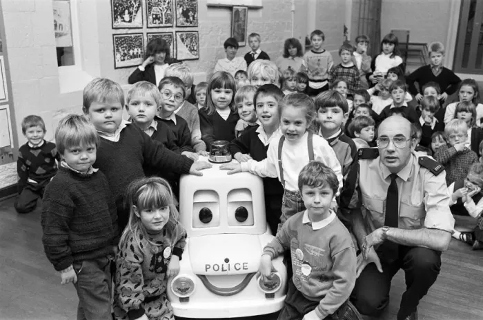 Framed Print : Percy the Police car visits Kayes First School, Clayton West with PC John Bryce Framed Print : Percy the Police car visits Kayes First School, Clayton West with PC John Bryce