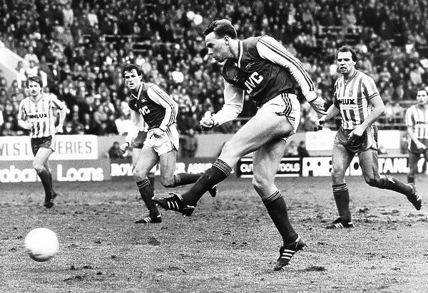 Perry Groves of Arsenal shoots for goal during the match at Hillsborough against