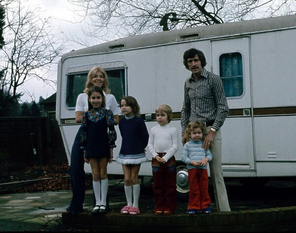 Peter Bonetti of Chelsea and family at home. 8th December 1974