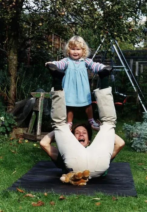 Framed Print : Peter Duncan TV presenter of Blue Peter playing in the garden with his daughter Framed Print : Peter Duncan TV presenter of Blue Peter playing in the garden with his daughter