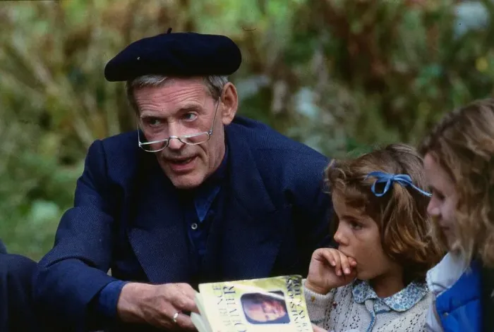 Framed Print : Peter O Toole actor wearing beret glasses August 1989 with little girls Framed Print : Peter O Toole actor wearing beret glasses August 1989 with little girls