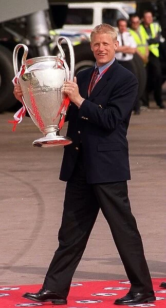 Peter Schmeichel holding the European Cup May 1999 at Manchester Airport as