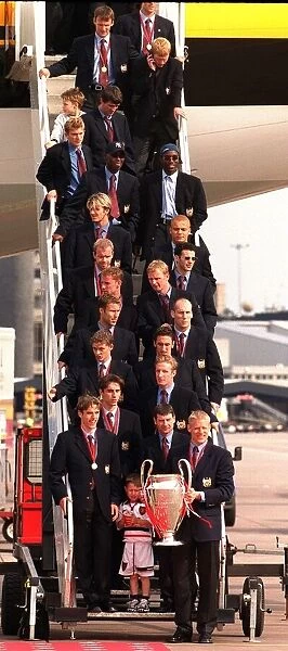 Peter Schmeichel holding the European Cup May 1999 with rest of the Manchester