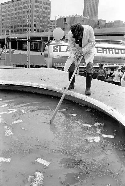 Peter Sellers after hooding the sceptic pool with money, stirs it. June 1969 Z06342-003