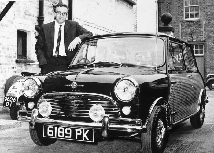 Framed Print : Peter Sellers with his Mini car in 1963 Framed Print : Peter Sellers with his Mini car in 1963