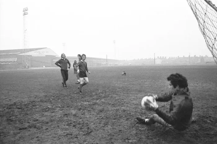 Framed Print : Peter Shilton, Tony Waddingtons record signing reported to Stoke FC ground for Framed Print : Peter Shilton, Tony Waddingtons record signing reported to Stoke FC ground for