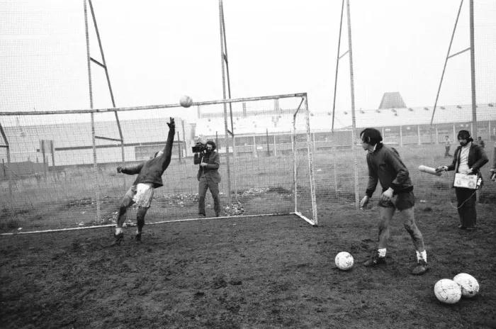 Framed Print : Peter Shilton, Tony Waddingtons record signing reported to Stoke FC ground for Framed Print : Peter Shilton, Tony Waddingtons record signing reported to Stoke FC ground for