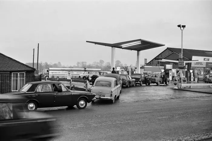 Framed Print : Petrol Queues for the Motor Mart garage on London Road. Long queues are forming in a bid Framed Print : Petrol Queues for the Motor Mart garage on London Road. Long queues are forming in a bid