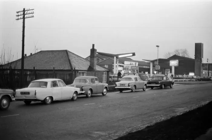 Framed Print : Petrol Queues for the Motor Mart garage on London Road. Long queues are forming in a bid Framed Print : Petrol Queues for the Motor Mart garage on London Road. Long queues are forming in a bid
