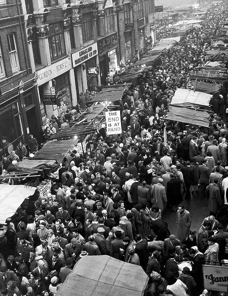 Petticoat Lane Market. Crowds milling around the market stalls in the run up to Christmas