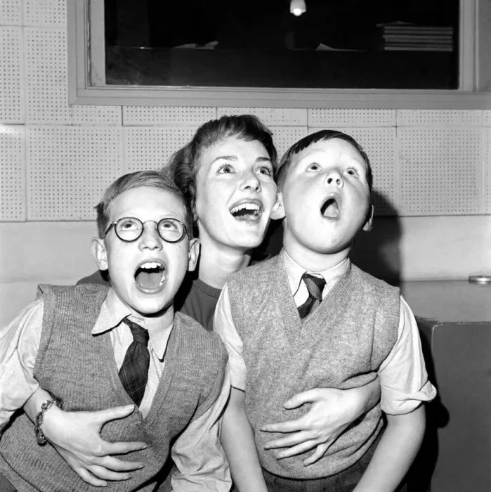Framed Print : Petula Clark coaxing Gordon Rowe, aged 6, and Mark Holmes (with glasses) aged nine