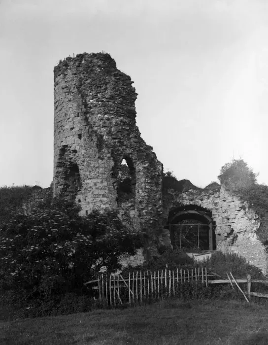 Framed Print : Pevensey Castle, East Sussex. 1923 Framed Print : Pevensey Castle, East Sussex. 1923
