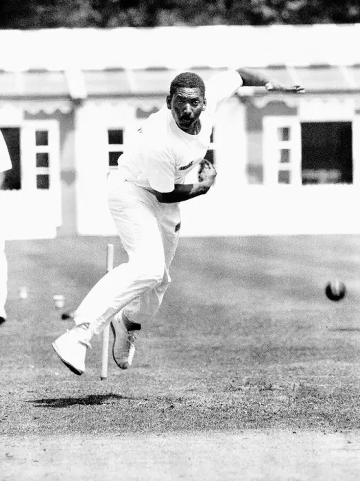 Framed Print : Philip DeFreitas Cricketer for England and Leicestershire CCC fast bowler in action Framed Print : Philip DeFreitas Cricketer for England and Leicestershire CCC fast bowler in action
