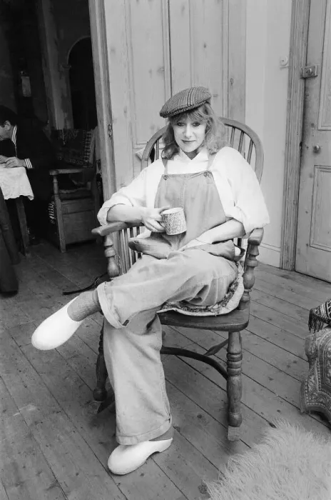 Framed Print : Photo shows Helen Mirren seated in her country Windsor chair wearing her favourite cap