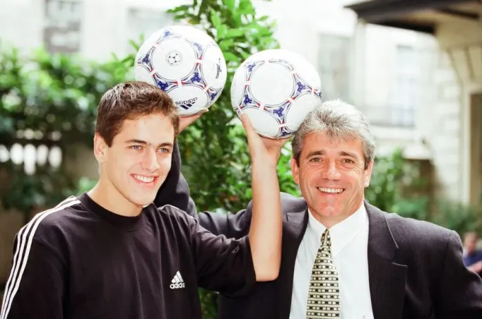 Framed Print : Photocall - Addidas - Kevin Keegan with young football players, stars of the future Framed Print : Photocall - Addidas - Kevin Keegan with young football players, stars of the future