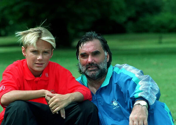 PHOTOSHOOT OF GEORGE BEST SITTING IN PARK WITH SON CALLUM BEST - 93  /  7487 C