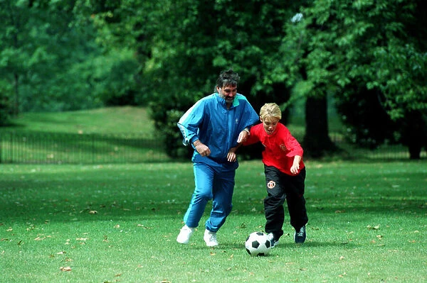 PHOTOSHOOT OF GEORGE BEST SITTING IN PARK WITH SON CALLUM BEST - 93  /  7487