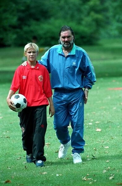PHOTOSHOOT OF GEORGE BEST SITTING IN PARK WITH SON CALUM BEST - 93  /  7487 www