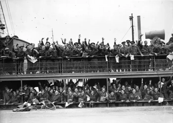 Framed Print : Picture shows the BEF (The British Expeditionary Force) leaving for France Framed Print : Picture shows the BEF (The British Expeditionary Force) leaving for France