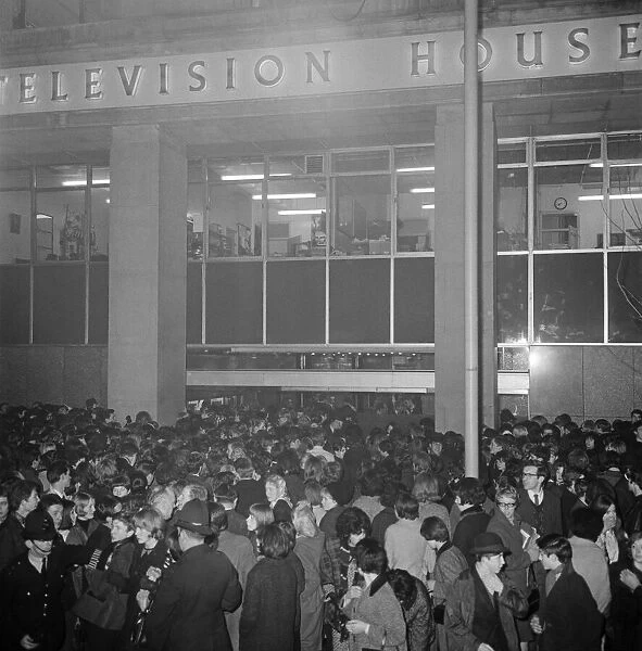 Picture shows the enormous crowd of teenagers outside the ARTV studios in Kingsway