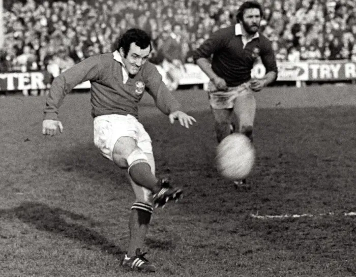 Framed Print : PICTURE SHOWS: FAMILIAR SIGHT: Phil Bennett in action for Llanelli with Ray Gravell in Framed Print : PICTURE SHOWS: FAMILIAR SIGHT: Phil Bennett in action for Llanelli with Ray Gravell in