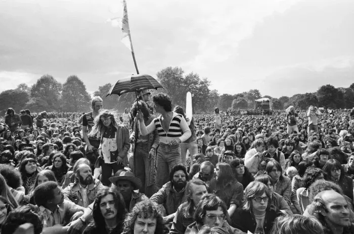 Framed Print : Picture shows the huge audience at London Hyde Park for a concert by Don Mclean - America