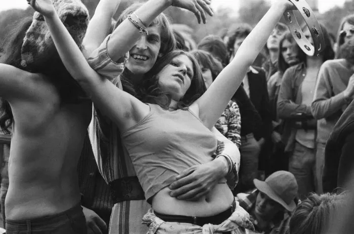 Framed Print : Picture shows the huge audience at London Hyde Park for a concert by Don Mclean - America