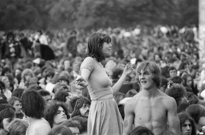 Framed Print : Picture shows the huge audience at London Hyde Park for a concert by Don Mclean - America Framed Print : Picture shows the huge audience at London Hyde Park for a concert by Don Mclean - America