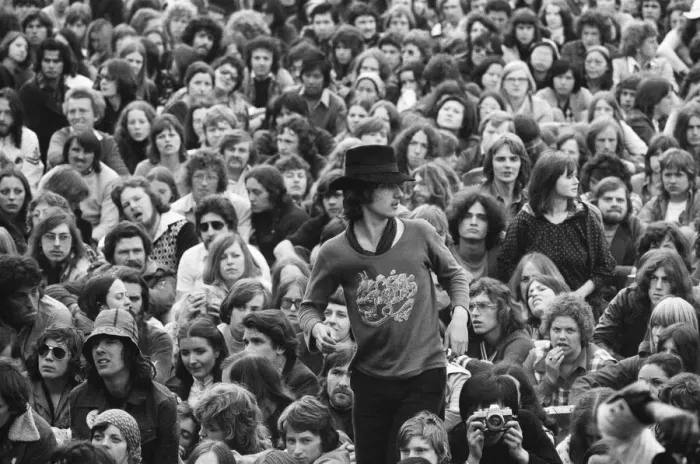 Framed Print : Picture shows the huge audience at London Hyde Park for a concert by Don Mclean - America Framed Print : Picture shows the huge audience at London Hyde Park for a concert by Don Mclean - America