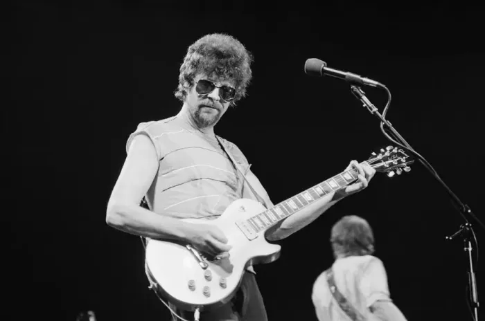 Framed Print : Picture shows Jeff Lynne, lead singer and songwriter with The Electric Light Orchestra Framed Print : Picture shows Jeff Lynne, lead singer and songwriter with The Electric Light Orchestra