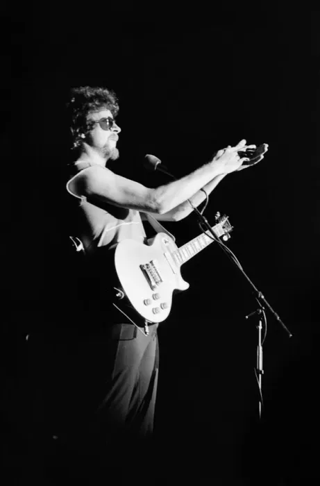 Framed Print : Picture shows Jeff Lynne, lead singer and songwriter with The Electric Light Orchestra Framed Print : Picture shows Jeff Lynne, lead singer and songwriter with The Electric Light Orchestra