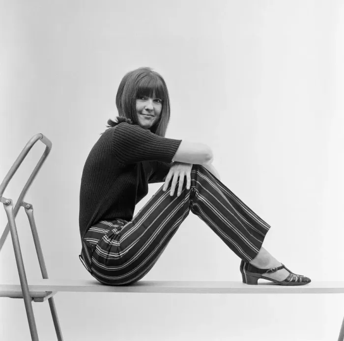 Framed Print : Picture shows Ready Steady Go! presenter Cathy McGowan in a fashion shoot