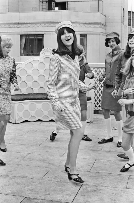 Framed Print : Picture shows the shows presenter Cathy McGowan during a Mod Fashions modelling shoot Framed Print : Picture shows the shows presenter Cathy McGowan during a Mod Fashions modelling shoot