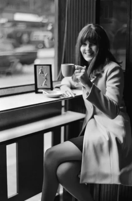 Framed Print : Picture shows the shows presenter Cathy McGowan with her Variety Club go Great Britain Framed Print : Picture shows the shows presenter Cathy McGowan with her Variety Club go Great Britain