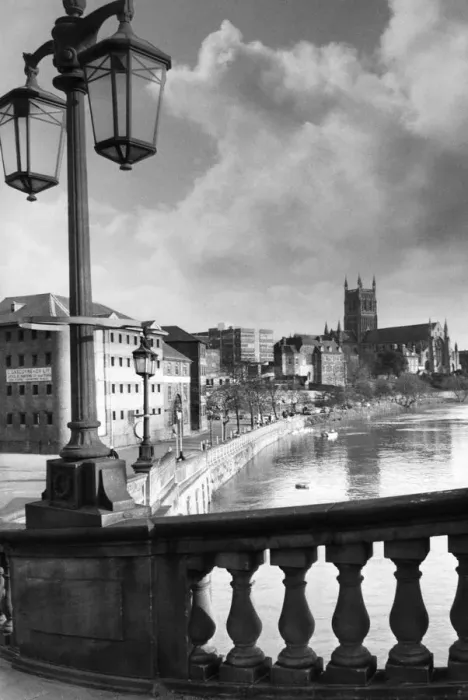 Framed Print : Picturesque Worcester, looking past one of the handsome lamp standards on the New Road