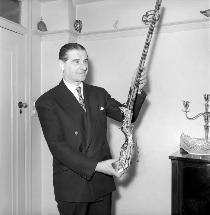 Framed Print : Pip Roberts a collector of antique firearms, seen here demonstrating a flintlock rifle Framed Print : Pip Roberts a collector of antique firearms, seen here demonstrating a flintlock rifle