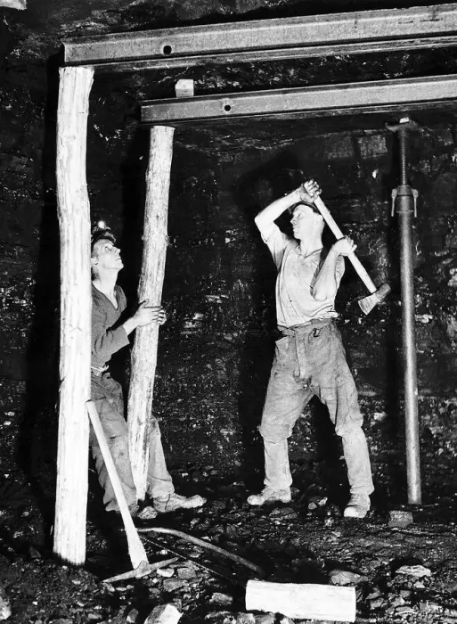 Framed Print : Pitprops being hammered into position under the steel roof supports at Whitehill Colliery Framed Print : Pitprops being hammered into position under the steel roof supports at Whitehill Colliery
