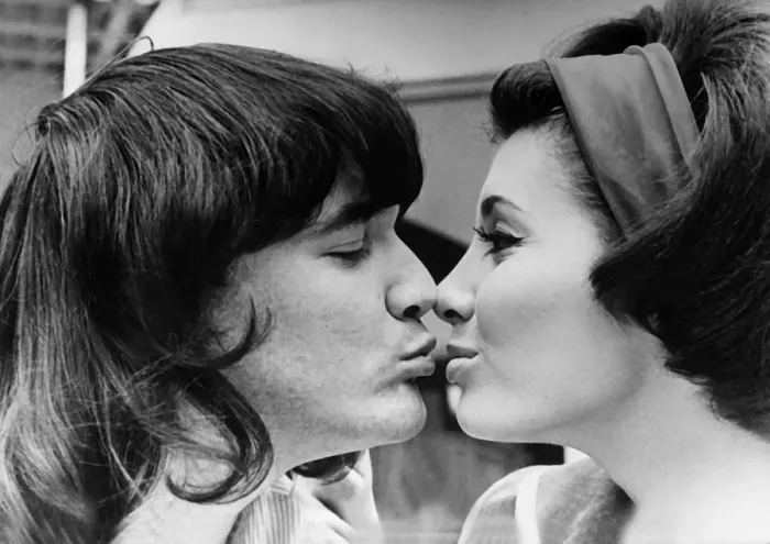 Framed Print : PJ Proby (pop singer) and girlfriend Beverley Adams, 1965 Framed Print : PJ Proby (pop singer) and girlfriend Beverley Adams, 1965