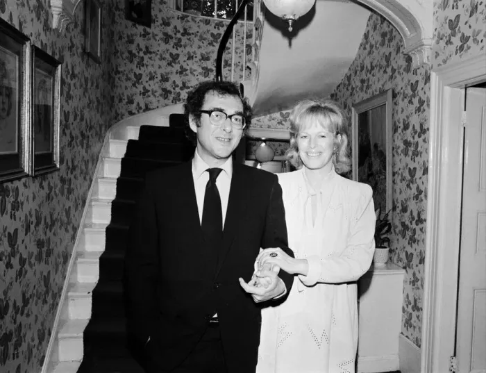 Framed Print : Playwright Harold Pinter and author Lady Antonia Fraser pictured together in the hallway Framed Print : Playwright Harold Pinter and author Lady Antonia Fraser pictured together in the hallway