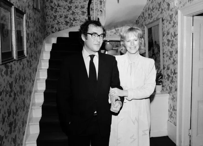 Framed Print : Playwright Harold Pinter and author Lady Antonia Fraser pictured together in the hallway