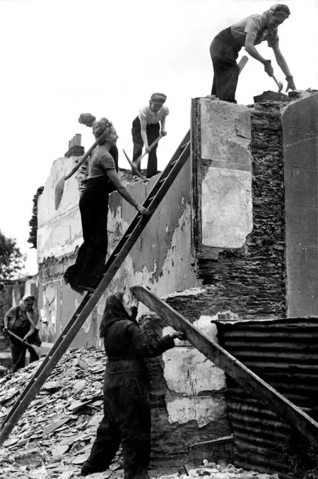 Framed Print : Plymouths team of women navvies completing their Blitz-time ambition - worked side